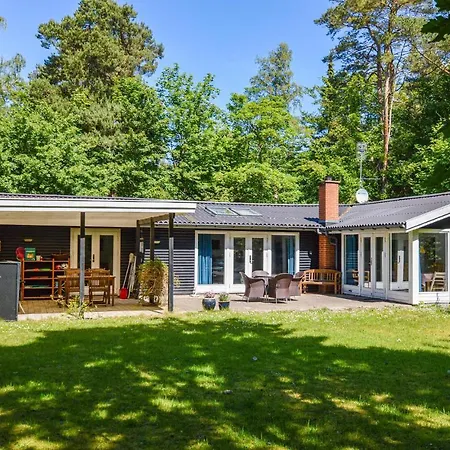 4 Bedroom Gorgeous In Holiday home *